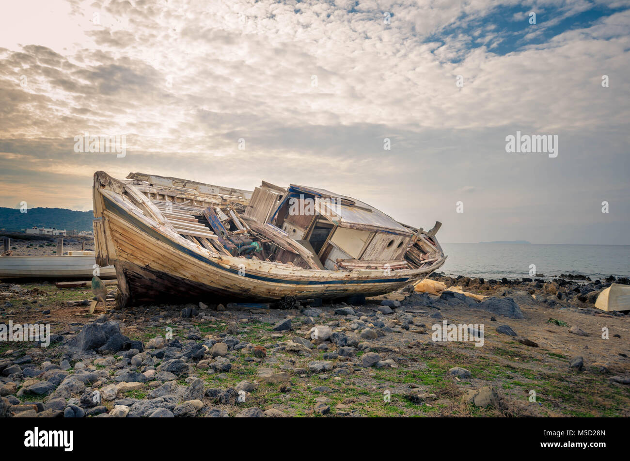 Naufrage à la côte d'un petit village de pêcheurs du nord de la Crète. Une fois à l'époque, c'était la voile à la mer Egée. Banque D'Images