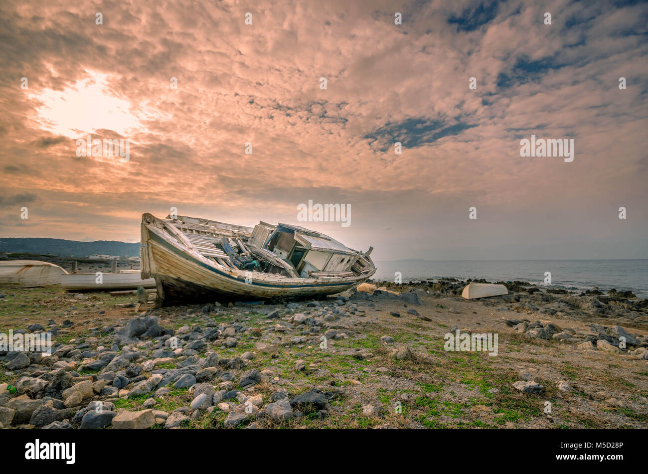 Naufrage à la côte d'un petit village de pêcheurs du nord de la Crète. Une fois à l'époque, c'était la voile à la mer Egée. Banque D'Images