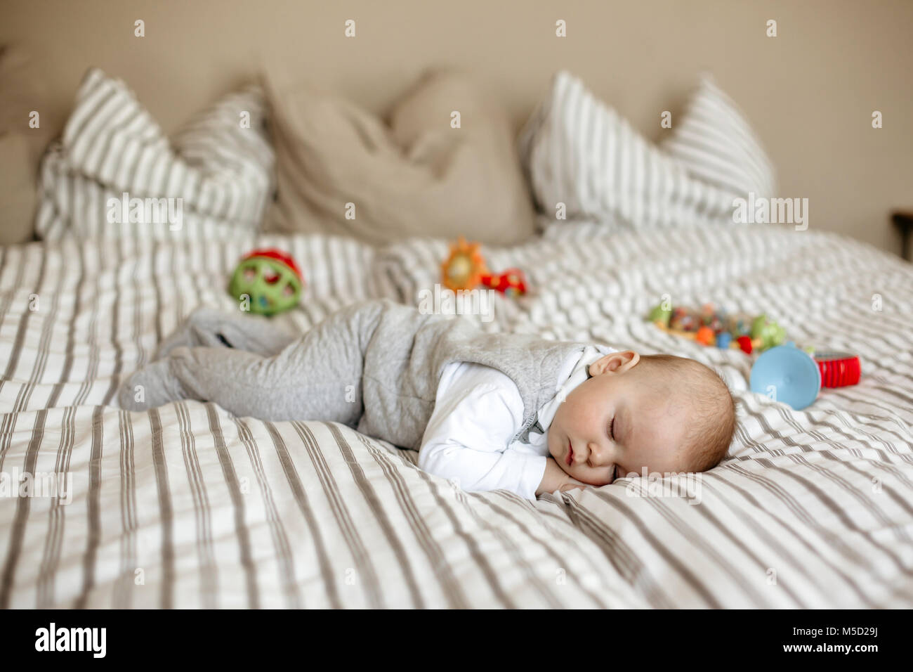 Petit Bebe Garcon Dormir Dans Un Grand Lit Dans La Chambre Dans L Apres Midi Photo Stock Alamy