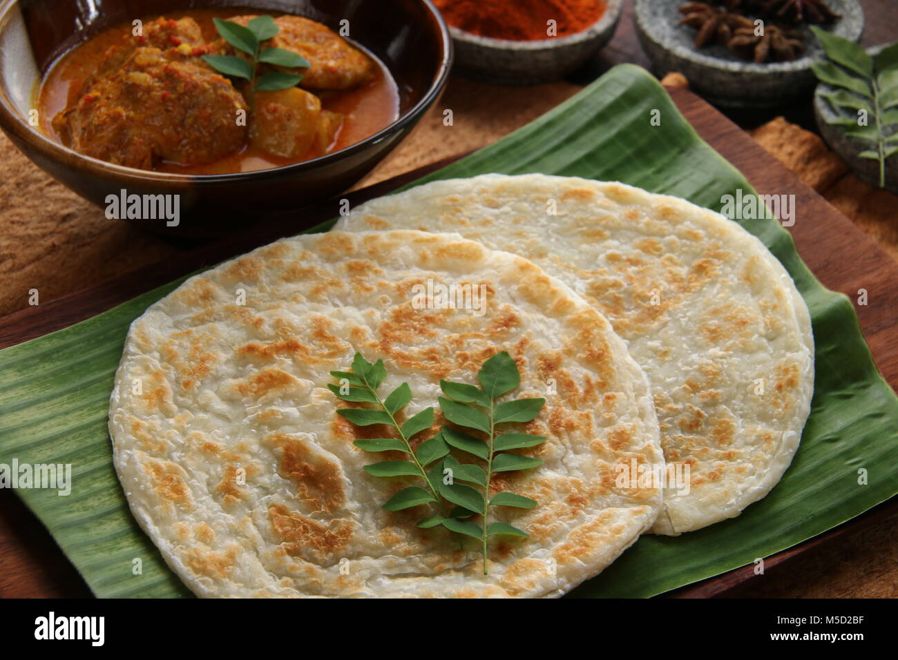 Curry de poulet roti Prata avec. D'influence indienne plat de poulet et de pommes de terre avec du pain plat populaire de cari de Singapour et de Malaisie. Banque D'Images