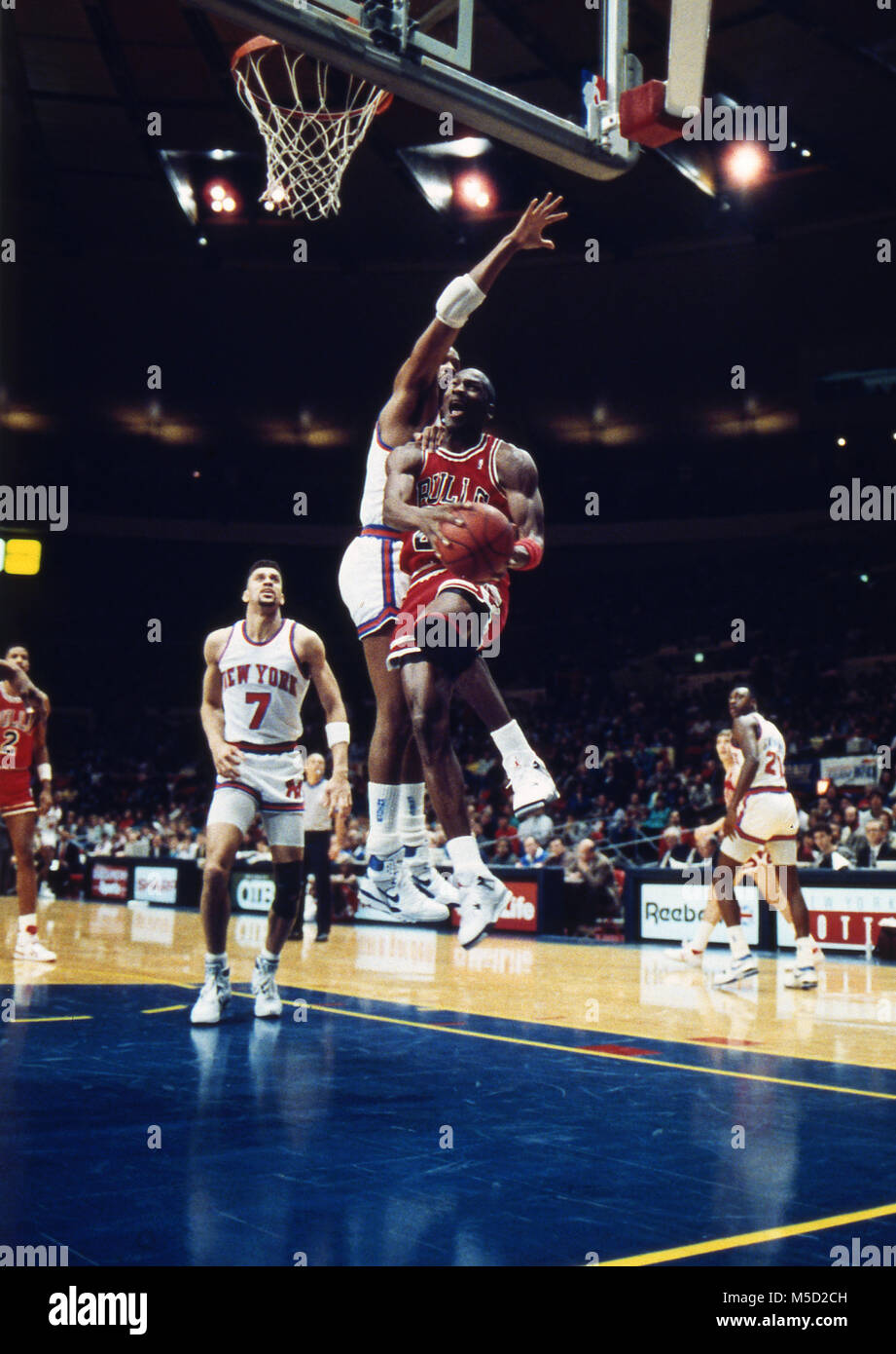 Michael Jordan au basket tout en étant défendu par Gerald Wilkins des New York Knicks au cours d'un match au Madison Square Garden en 1989. Banque D'Images