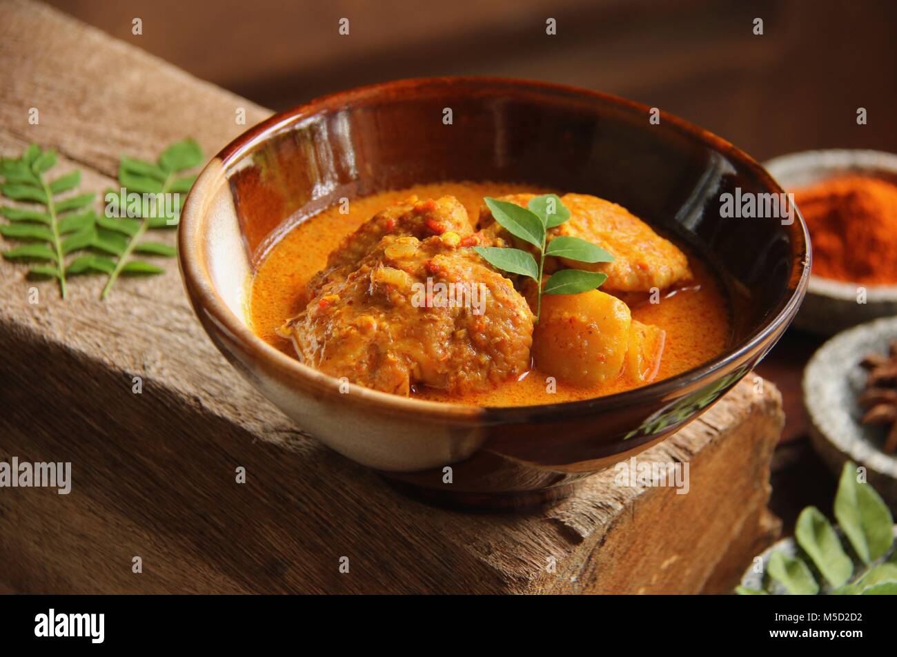 La pomme de terre et poulet Curry. D'influence indienne plat de poulet et pommes de terre dans la soupe curry épais ; un accompagnement pour Roti Prata. Banque D'Images