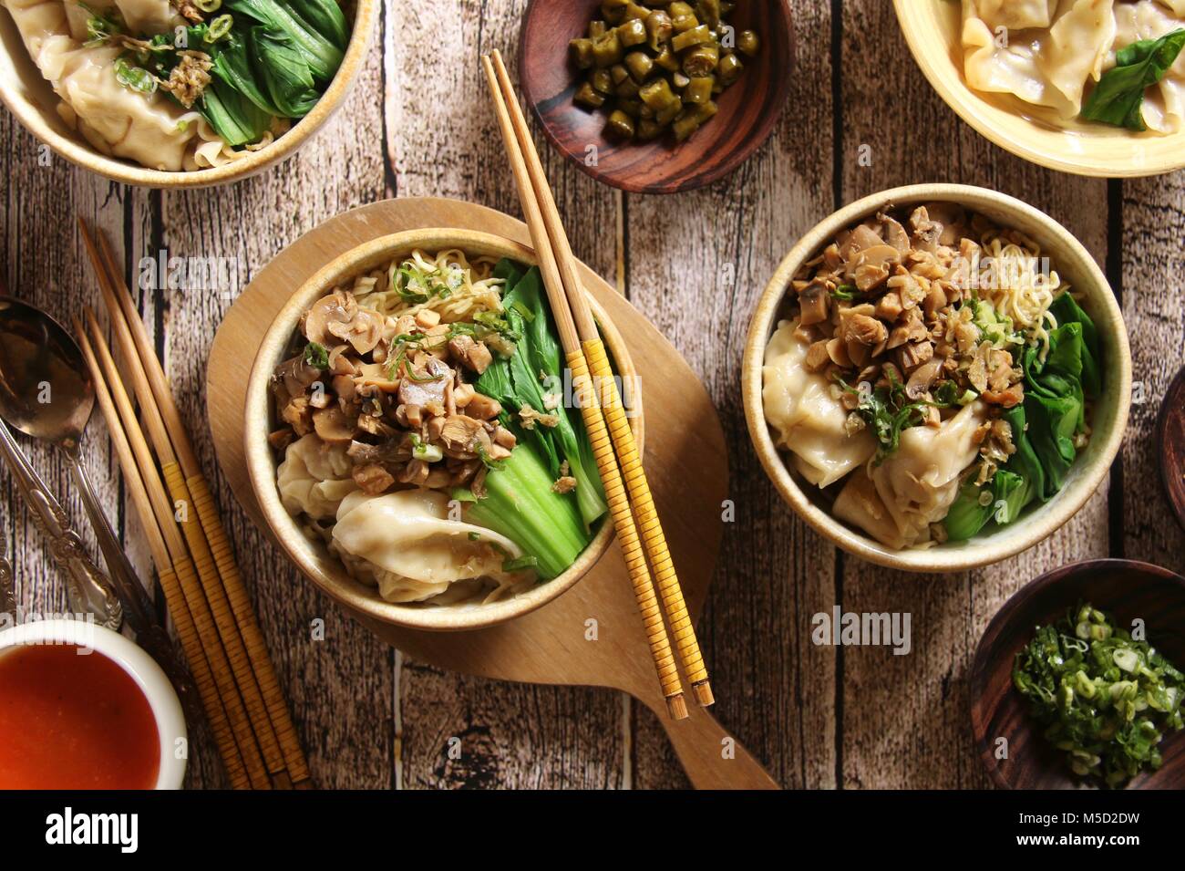 Et de poulet et nouilles wonton Soup. Cuisine chinoise populaire plat de nouilles aux oeufs avec du poulet et champignons, wonton, bok choy, et le bouillon de poulet. Banque D'Images
