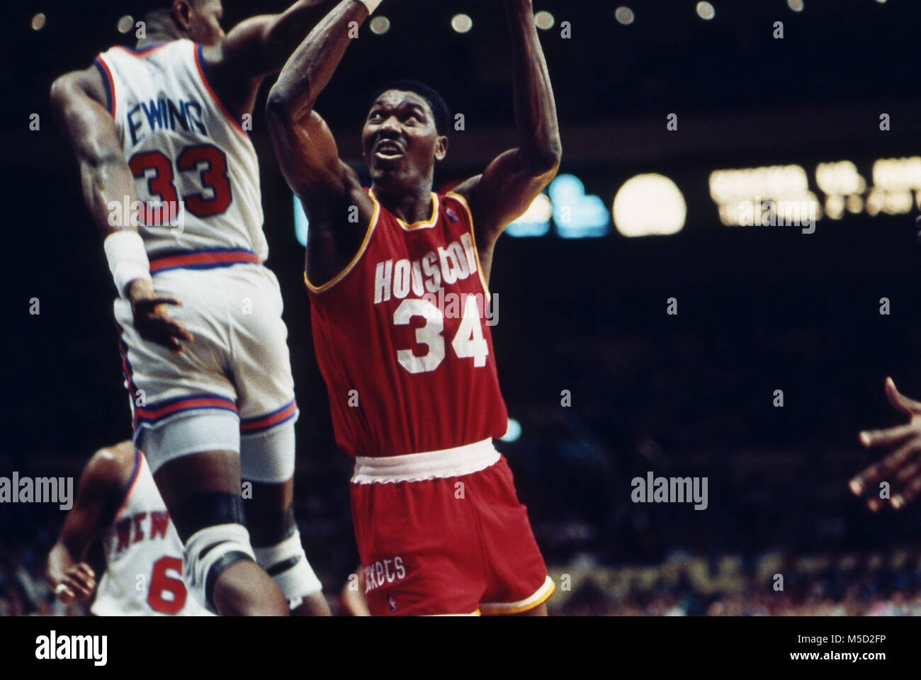 Hakeem Olajuwon des Houston Rockets durs pour le panier tout en étant défendu par Patrick Ewing au cours d'un match contre les New York Knicks au Madison Square Garden en 1989. Banque D'Images