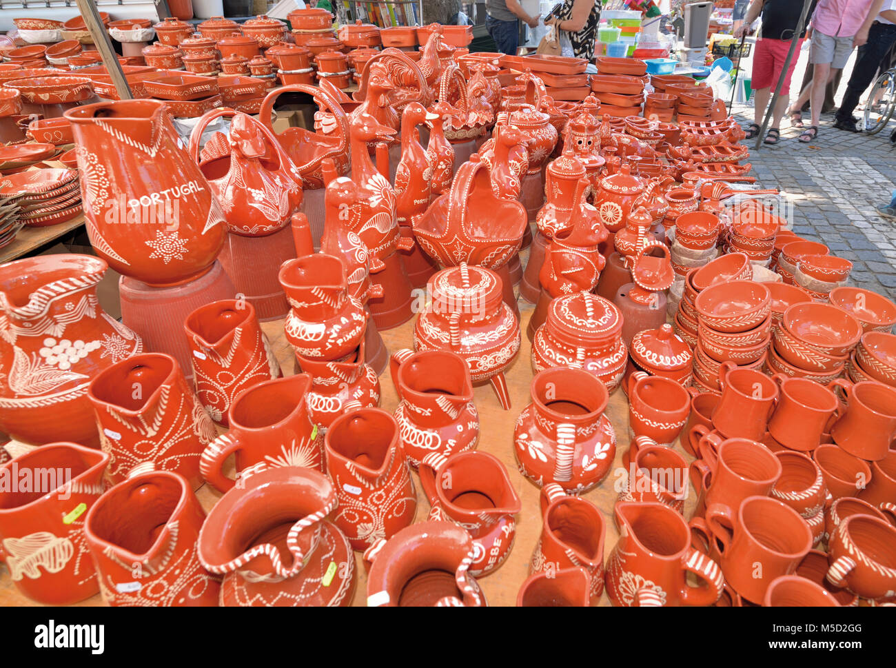 La céramique en terre cuite sur le stand de marché Banque D'Images