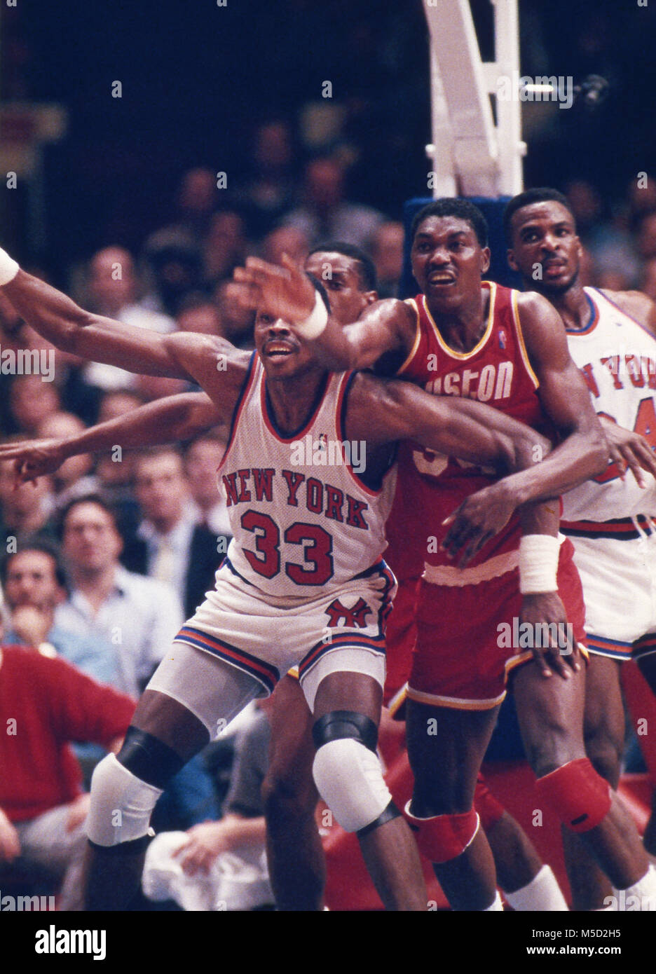Patrick Ewing des New York Knicks et Hakeem Olajuwon des Houston Rockets bataille pour la position au cours d'un match au Madison Square Garden en 1989. Banque D'Images