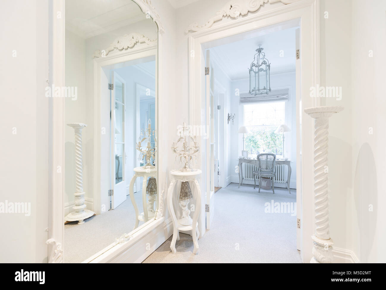 Blanc, luxury home showcase interior corridor avec miroir Banque D'Images