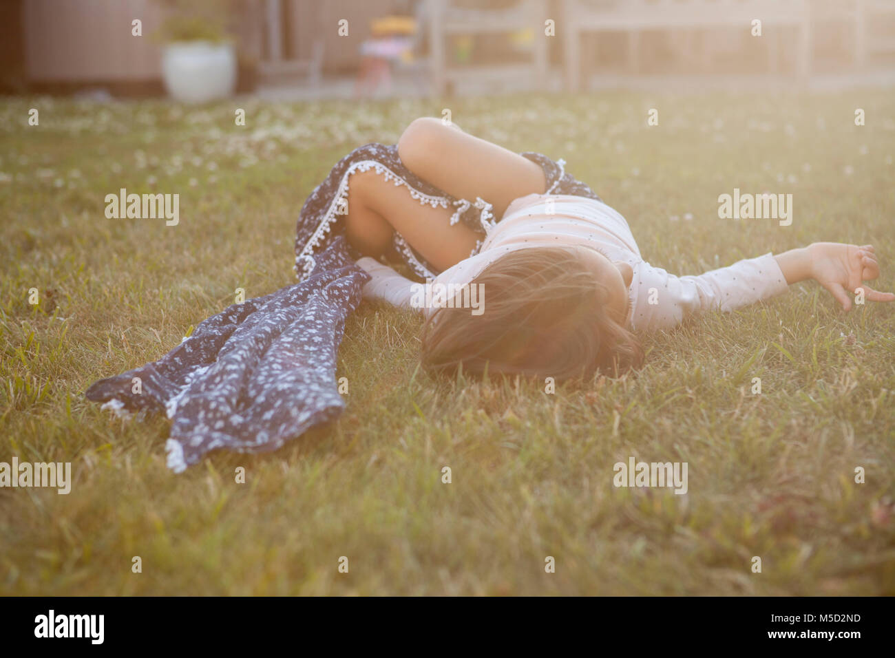 Serene girl laying in grass d'été Banque D'Images