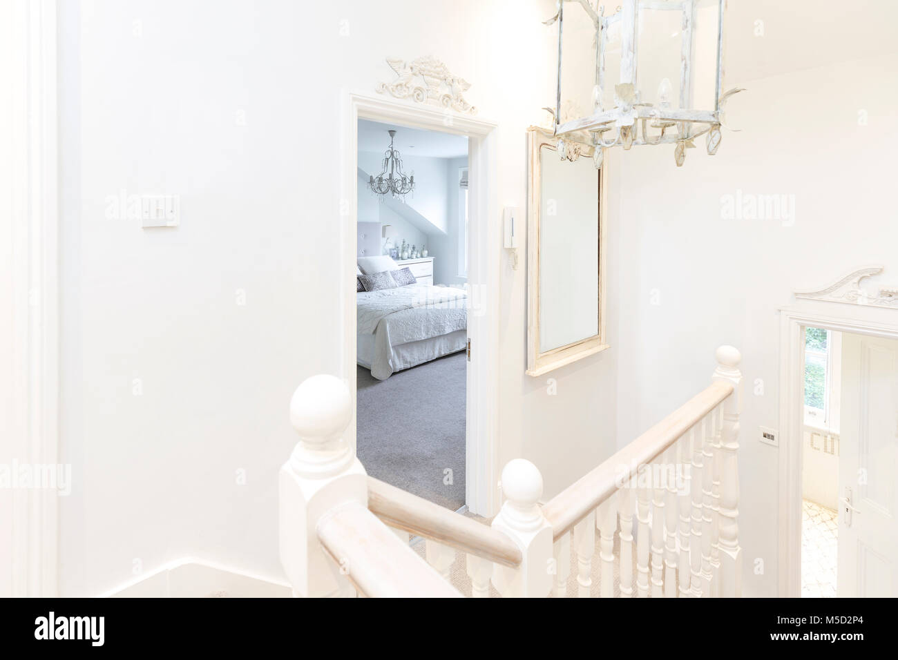 Home Vitrine blanc, escalier de luxe chambre avec vue de l'atterrissage Banque D'Images
