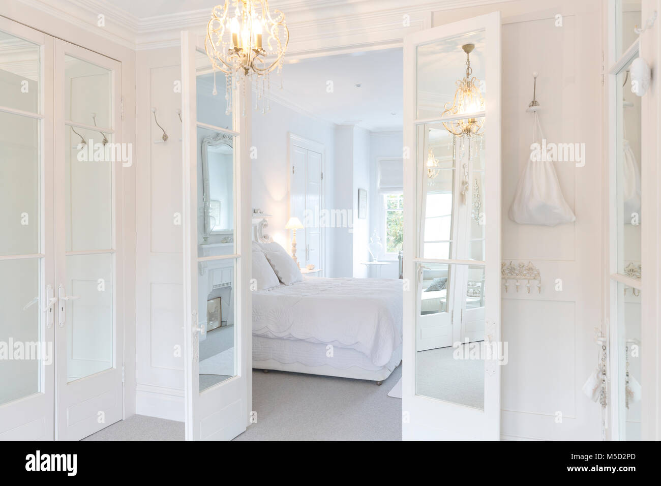Blanc, luxury home showcase interior chambre avec portes françaises et d'un lustre Banque D'Images