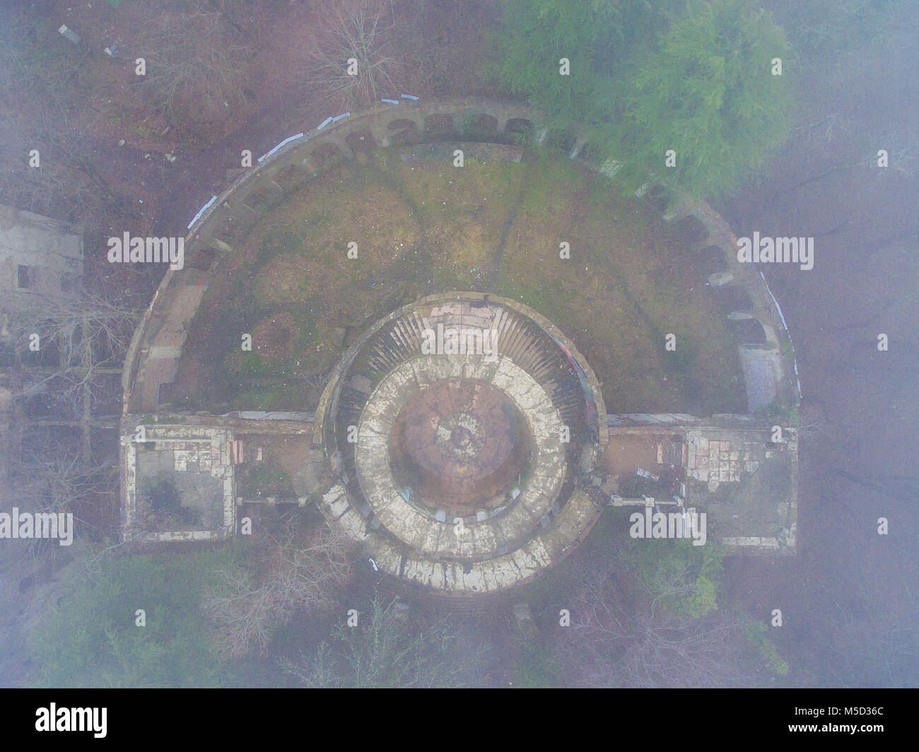 Drone de haut en bas vue de l'immeuble abandonné de l'ancien restaurant sur le sommet du mont Akhun pendant le brouillard, Sochi, Russie Banque D'Images
