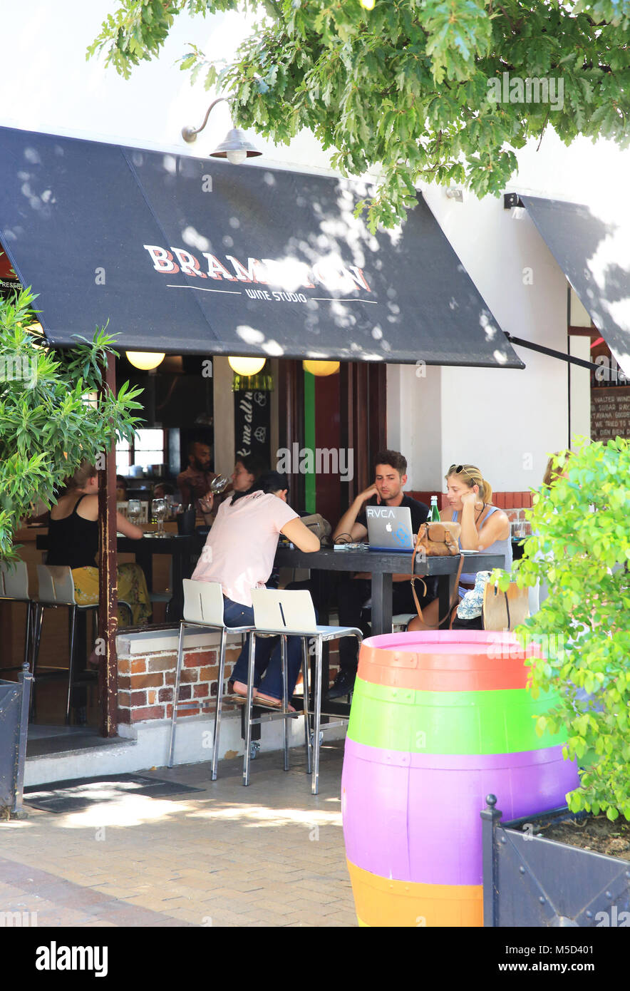 Bar branché dans la ville universitaire de Stellenbosch en Afrique du Sud, province du Cap occidental. Banque D'Images