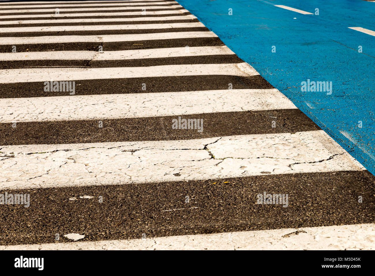 Peint en blanc passage pour piétons sur la route. Banque D'Images
