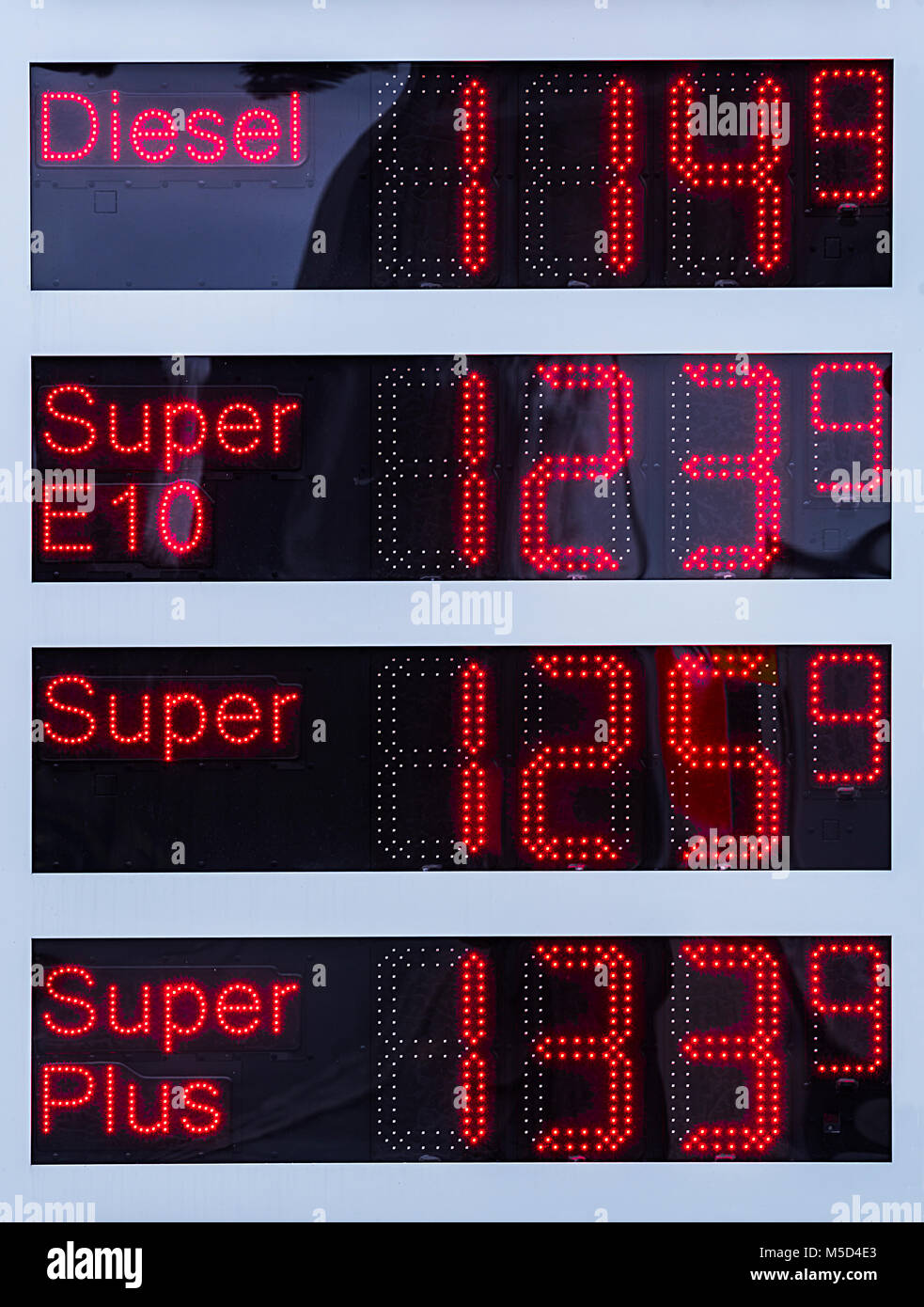 Tableau De Bord Electronique Avec Le Prix De Carburant A Une Station Essence Allemagne Photo Stock Alamy