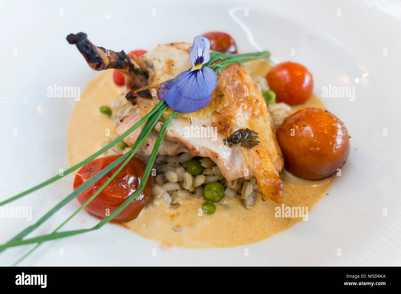Un restaurant avec la pintade, pousse de pois et les pois, l'orge, les tomates à l'Écosse, l'hôtel Barony noir Banque D'Images