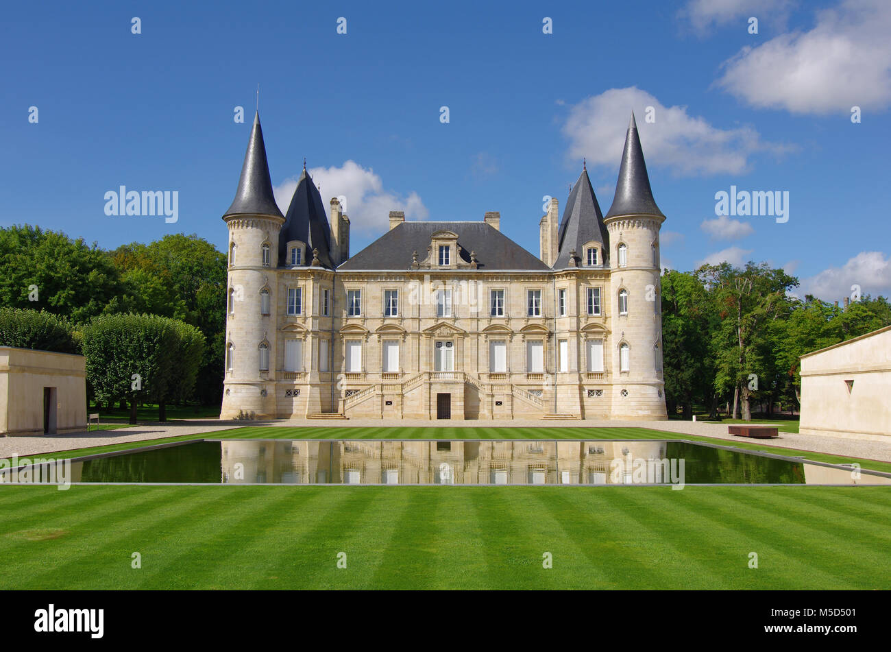 Vignoble français. Château Pichon Longueville est un fameux vin château construit en 1851 par Raoul de Pichon Longueville. célèbre domaine viticole de Bordeaux Banque D'Images