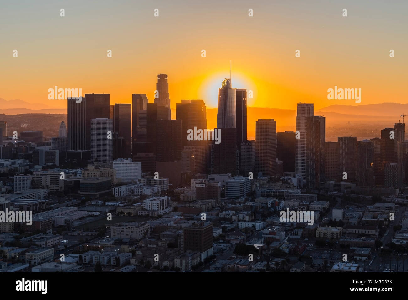 L'aube vue aérienne de soleil levant derrière le centre-ville de Los Angeles en Californie du Sud. Banque D'Images