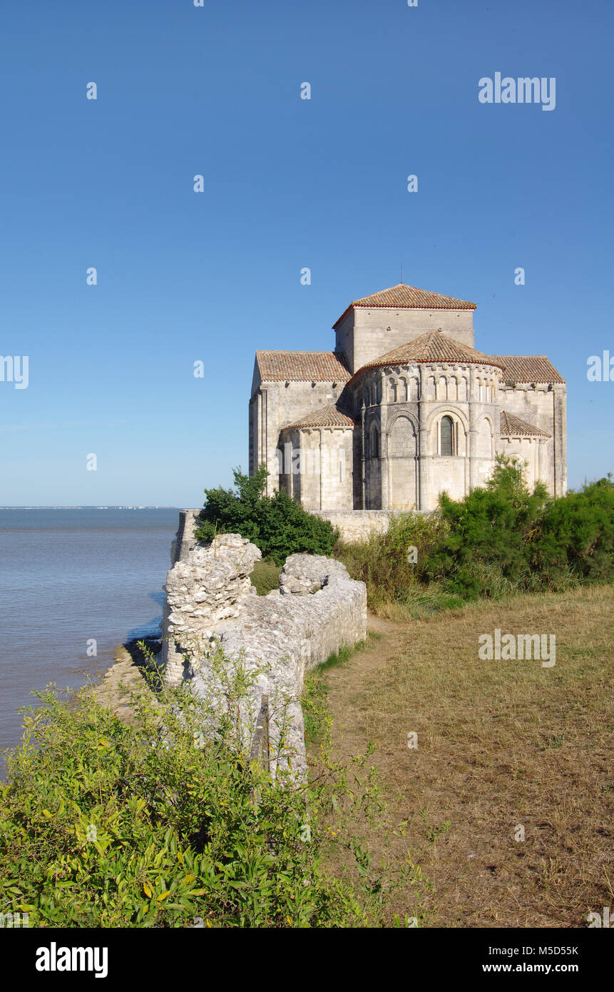 L'église Sainte Radegonde est située dans le sud-ouest de la France. Elle donne sur l'estuaire de la Gironde Banque D'Images