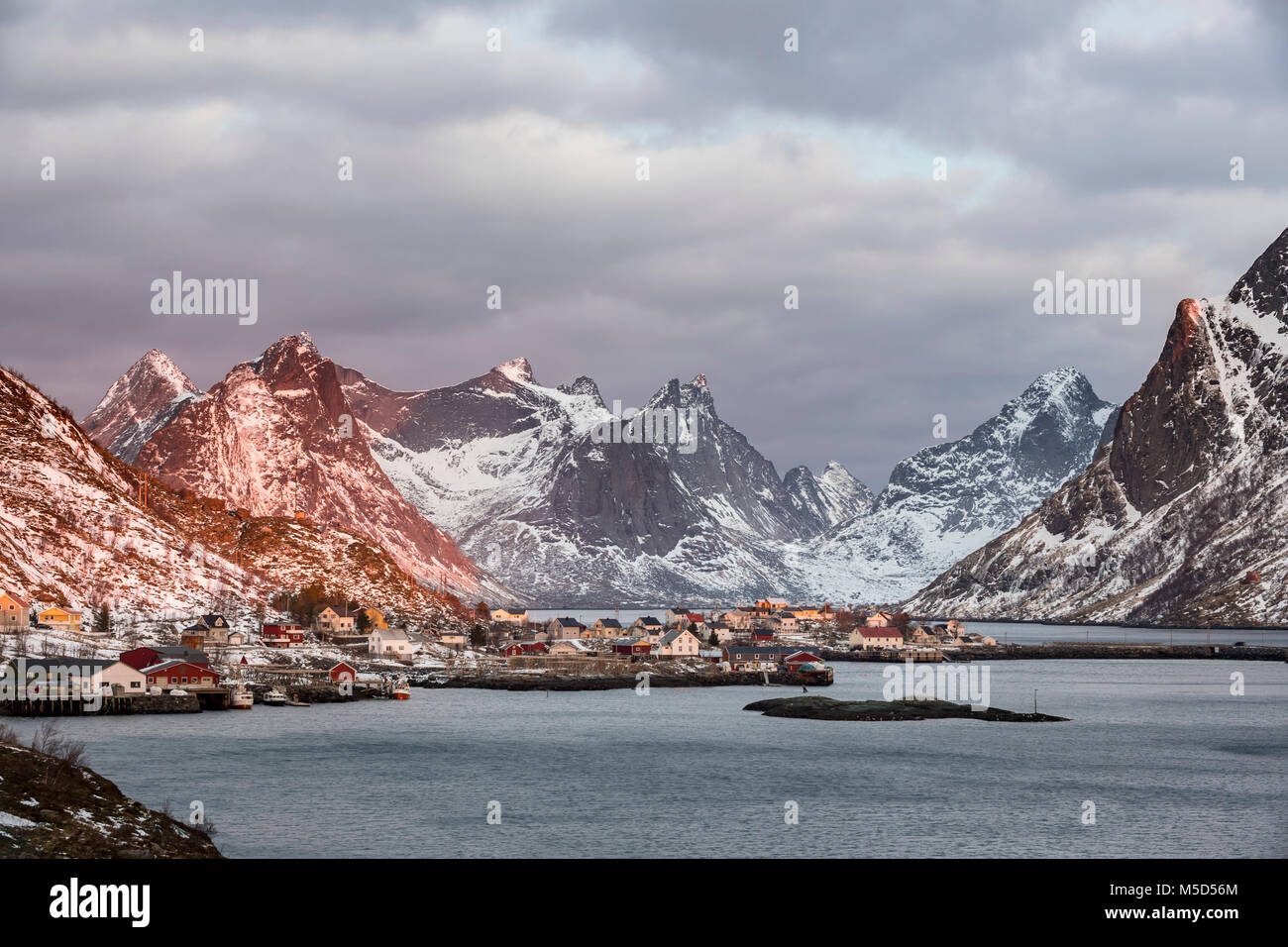 Vue sur le village de pêche Reine entourée de montagnes escarpées, de Reine, les îles Lofoten, Norvège Banque D'Images