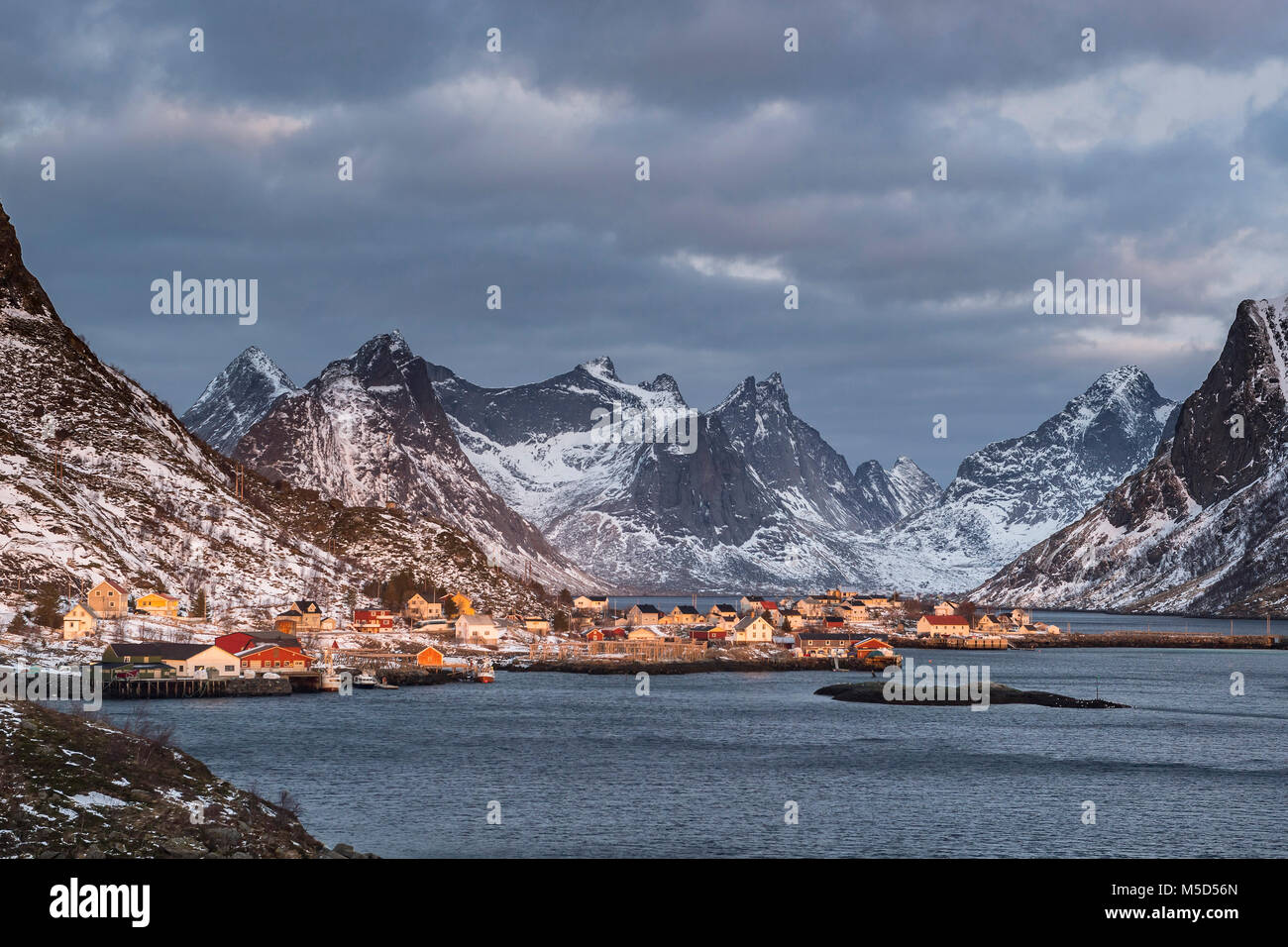 Vue sur le village de pêche Reine entourée de montagnes escarpées, de Reine, les îles Lofoten, Norvège Banque D'Images