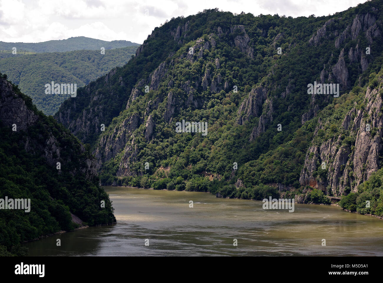 Les portes de fer est d'une gorge sur le Danube. Il fait partie de la  frontière entre la Serbie et la Roumanie Photo Stock - Alamy
