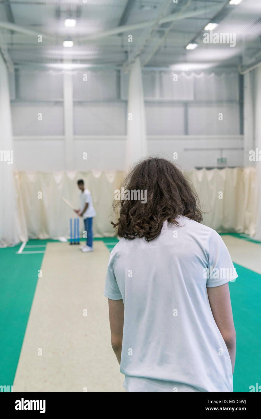 Les étudiants mettent en pratique le cricket à l'état de l'art intérieur moderne et d'une protection sociale de cricket Banque D'Images