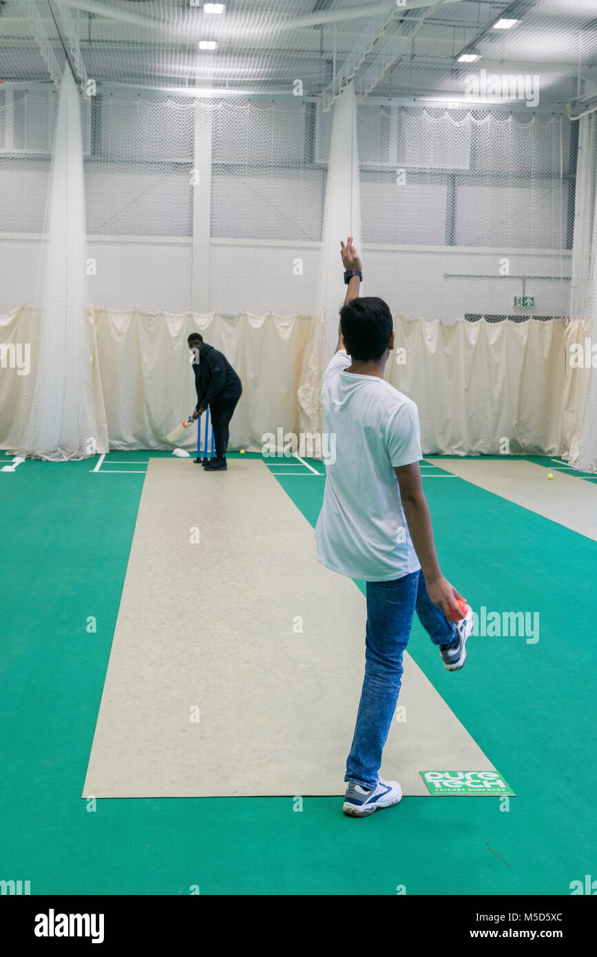 Les étudiants mettent en pratique le cricket à l'état de l'art intérieur moderne et d'une protection sociale de cricket Banque D'Images