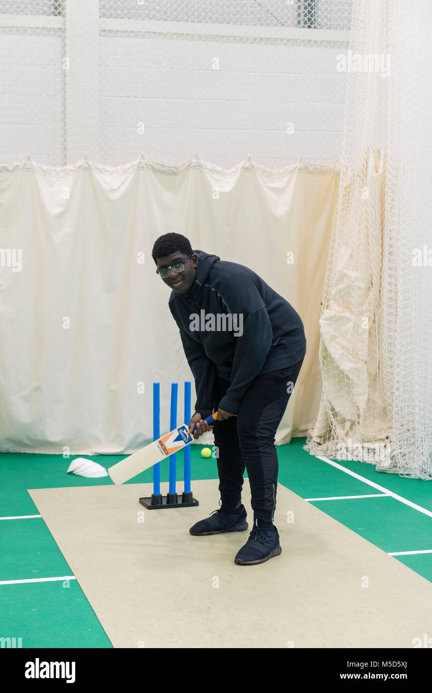Les étudiants mettent en pratique le cricket à l'état de l'art intérieur moderne et d'une protection sociale de cricket Banque D'Images