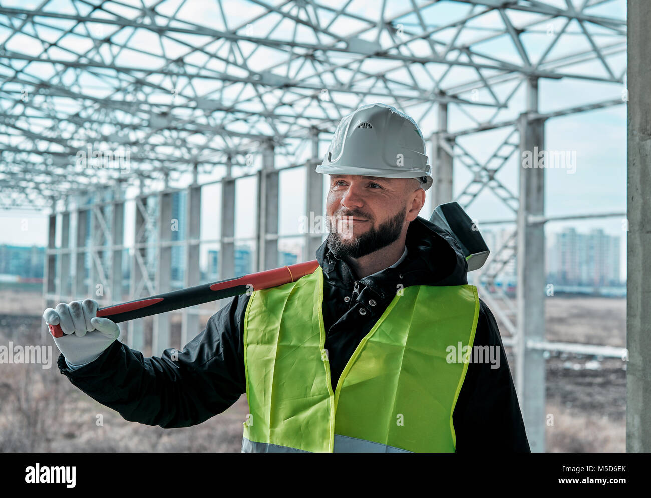 Builder dans un casque sur l'objet de construction Banque D'Images