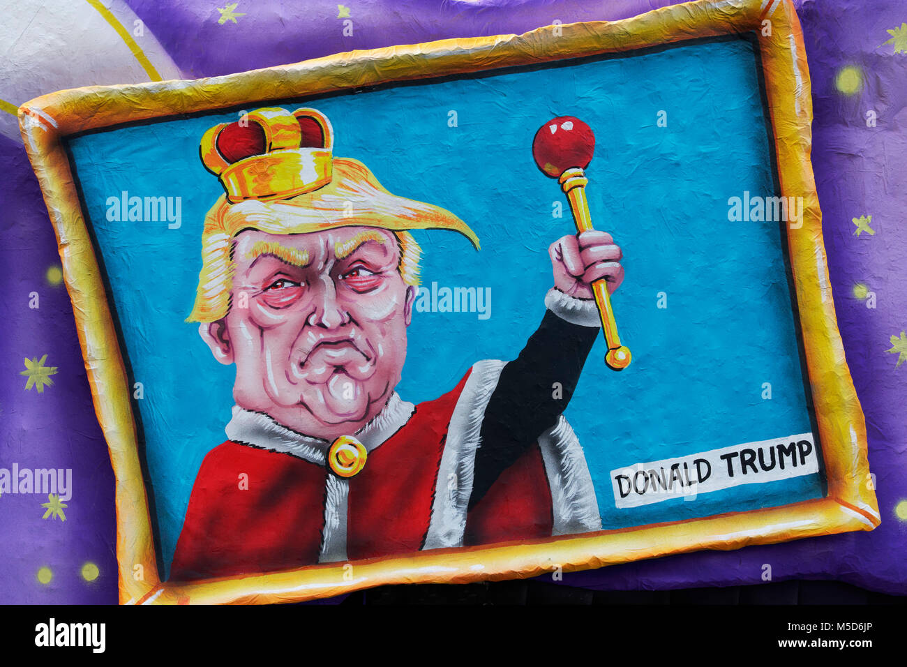 Le président américain, Donald Trump comme roi avec sceptre dans un cadre photo, caricature politique, caravane, caravane devise Devise Carnaval Banque D'Images
