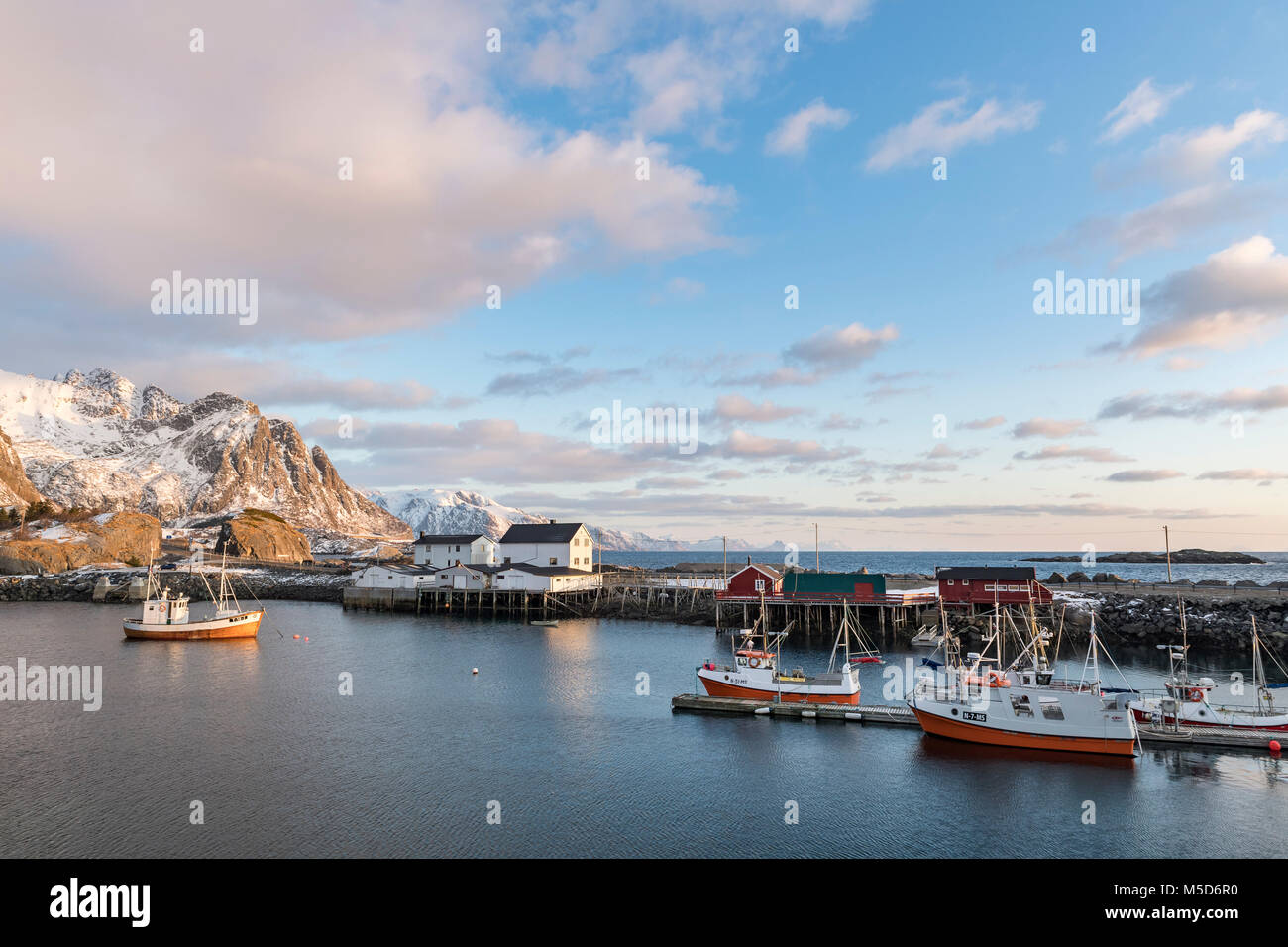 Bateau de pêche dans le port de l'aube, Hamnøy, Reine, les îles Lofoten, Norvège Banque D'Images