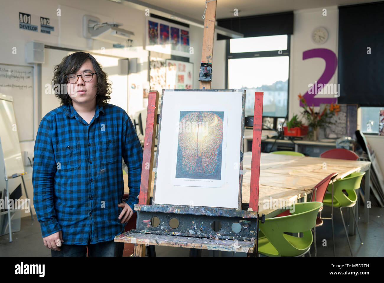 Un étudiant international se distingue par l'art s'affiche dans la salle d'art class d'un collège Banque D'Images