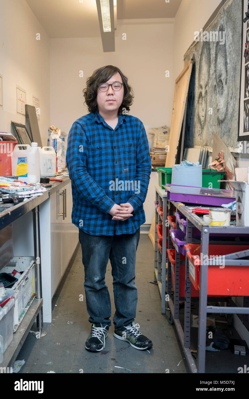 Un étudiant international se distingue par l'art s'affiche dans la salle d'art class d'un collège Banque D'Images