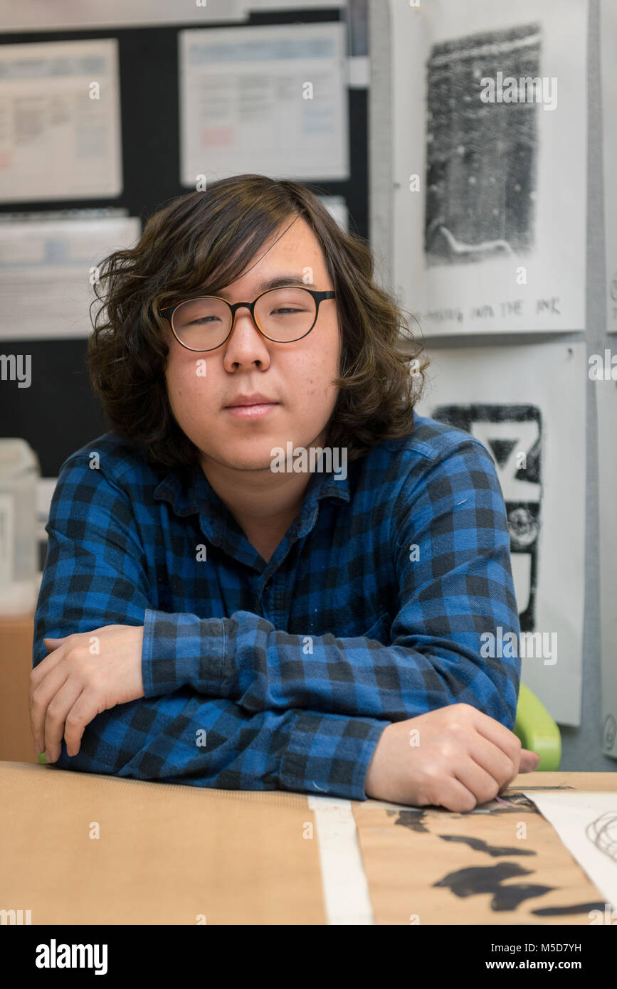 Un étudiant international se distingue par l'art s'affiche dans la salle d'art class d'un collège Banque D'Images