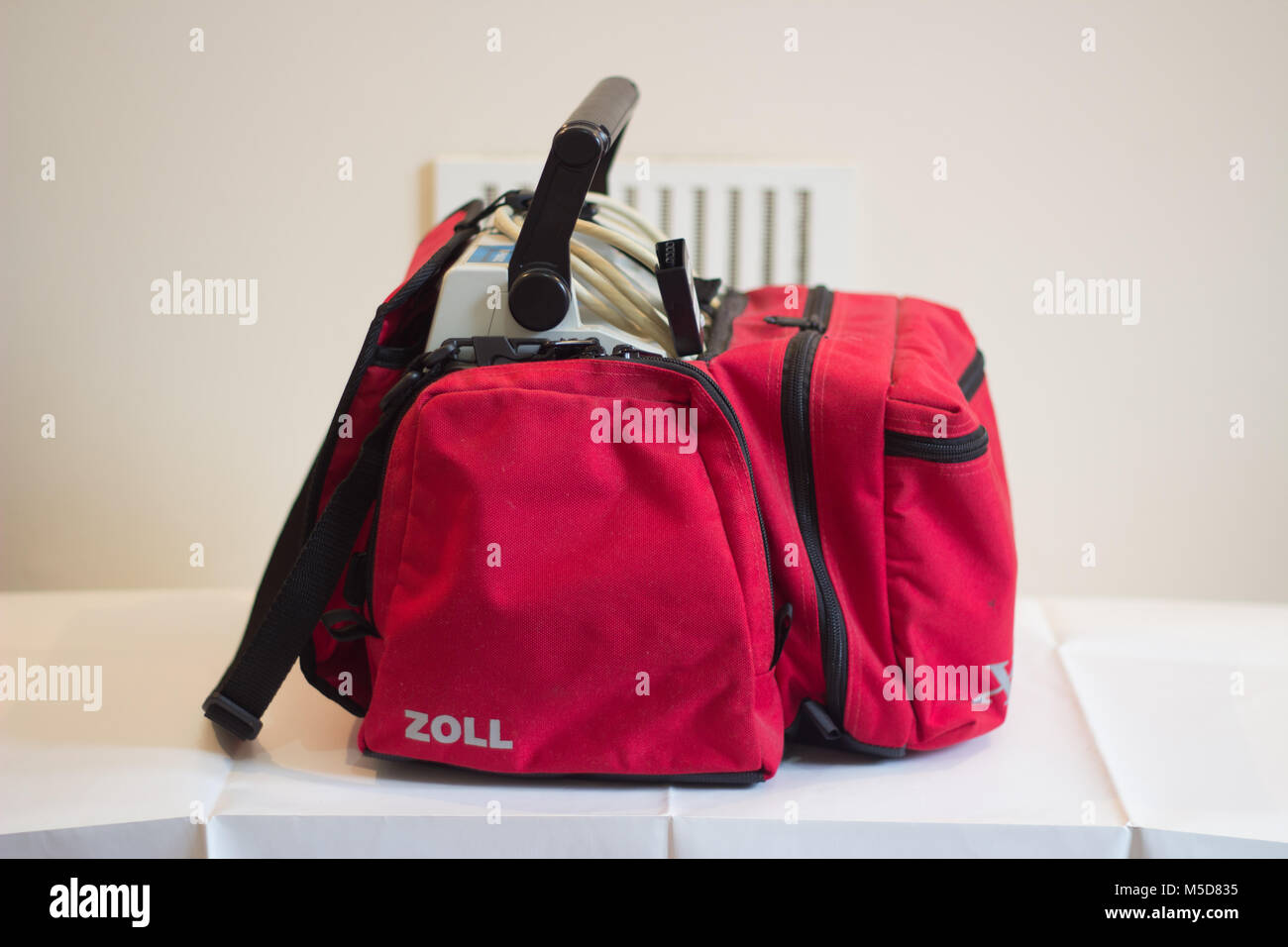 Défibrillateur Zoll TDC dans l'équipement de transport rouge pour un arrêt cardiaque, ECG, l'AED Banque D'Images