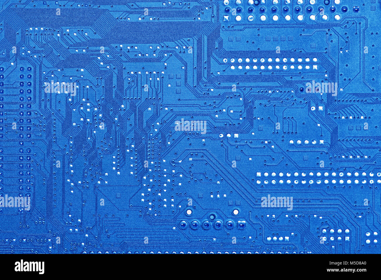Close-up of a blue carte mère de l'ordinateur avec des pistes Banque D'Images