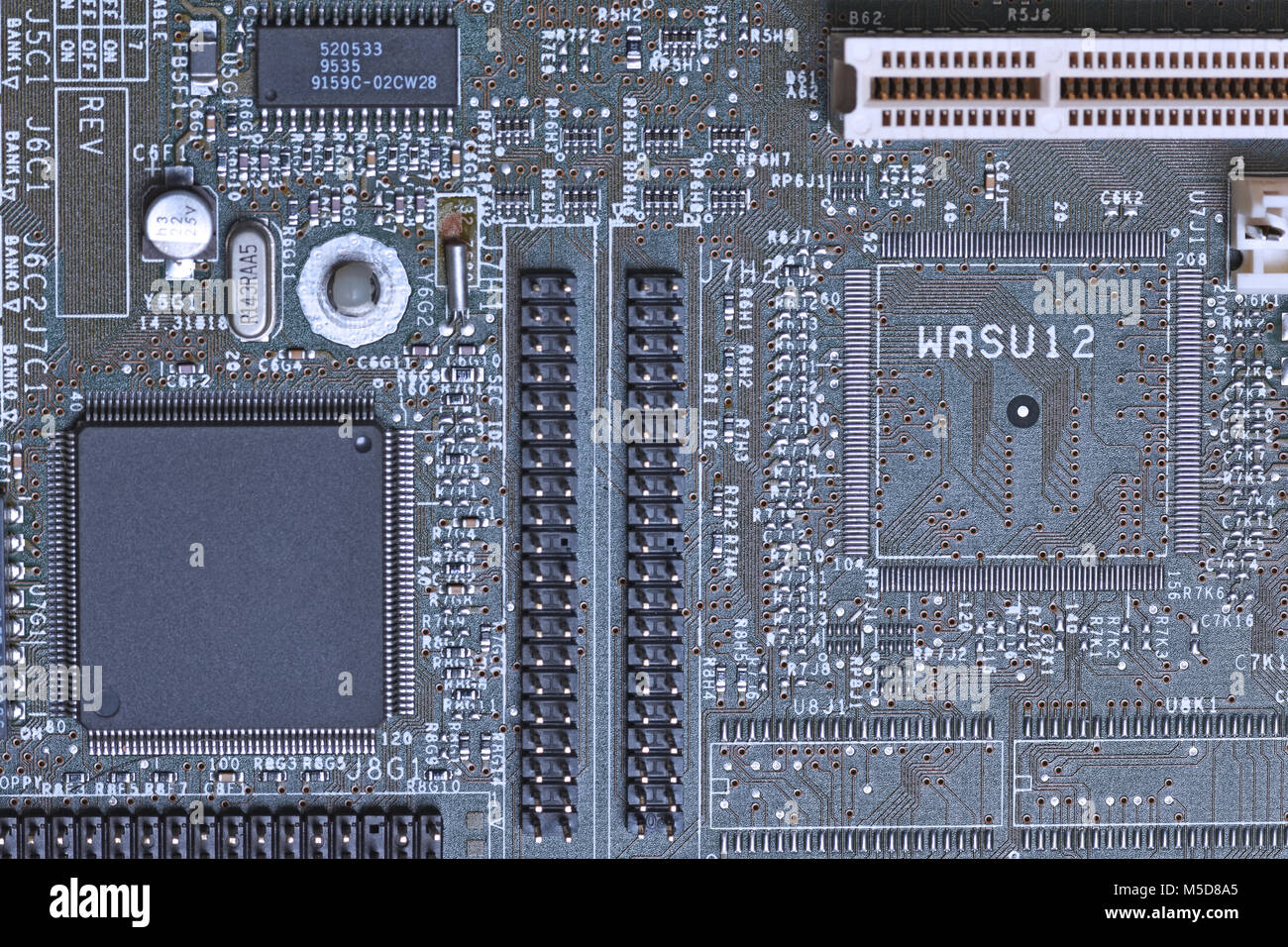 Close-up de la carte mère d'un ordinateur avec des composants électroniques Banque D'Images