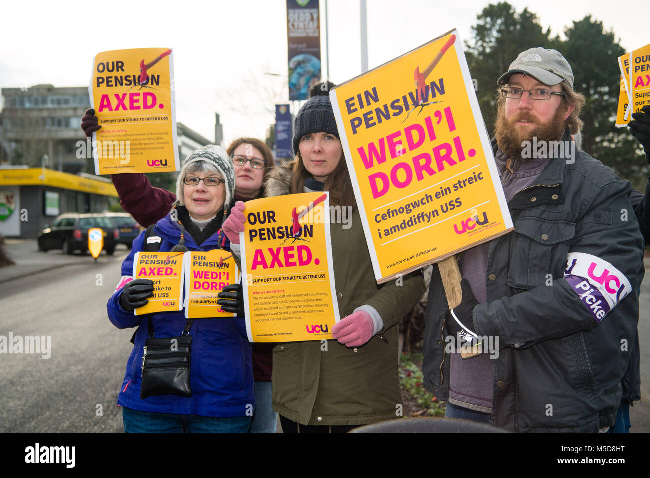 Pays de Galles Aberystwyth UK, jeudi 22 février 2018 Grève UCU : membres de l'UCU (University and College Union) sur une ligne de piquetage à l'extérieur du campus pour l'Université d'Aberystwyth, le premier jour de l'ensemble du Royaume-Uni série de grèves appelées par l'Union européenne pour protester contre les coupures à leurs membres des prestations de retraite garanti à long terme et de l'homme. Il y a des membres de l'UCU 400 sur le personnel de l'Université d'Aberystwyth, et de nombreuses conférences et des classes devra être annulée ou reportée par suite de ces jours de grève Crédit : Keith Morris / Alamy Live News Banque D'Images