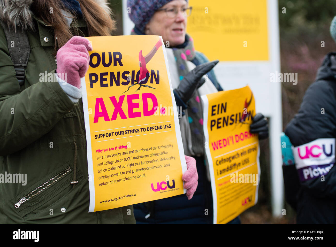 Pays de Galles Aberystwyth UK, jeudi 22 février 2018 Grève UCU : membres de l'UCU (University and College Union) sur une ligne de piquetage à l'extérieur du campus pour l'Université d'Aberystwyth, le premier jour de l'ensemble du Royaume-Uni série de grèves appelées par l'Union européenne pour protester contre les coupures à leurs membres des prestations de retraite garanti à long terme et de l'homme. Il y a des membres de l'UCU 400 sur le personnel de l'Université d'Aberystwyth, et de nombreuses conférences et des classes devra être annulée ou reportée par suite de ces jours de grève Crédit : Keith Morris / Alamy Live News Banque D'Images