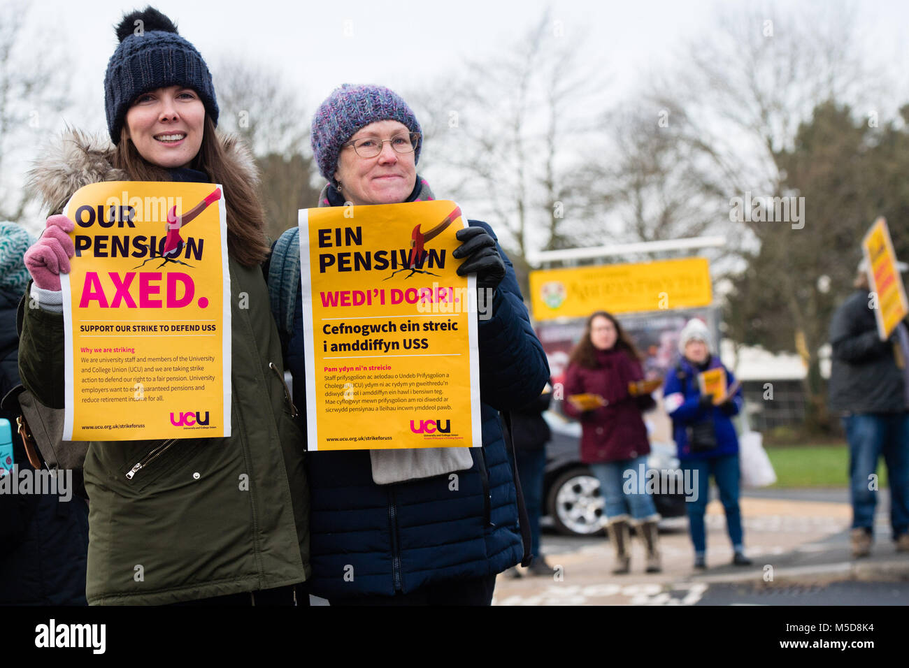 Pays de Galles Aberystwyth UK, jeudi 22 février 2018 Grève UCU : membres de l'UCU (University and College Union) sur une ligne de piquetage à l'extérieur du campus pour l'Université d'Aberystwyth, le premier jour de l'ensemble du Royaume-Uni série de grèves appelées par l'Union européenne pour protester contre les coupures à leurs membres des prestations de retraite garanti à long terme et de l'homme. Il y a des membres de l'UCU 400 sur le personnel de l'Université d'Aberystwyth, et de nombreuses conférences et des classes devra être annulée ou reportée par suite de ces jours de grève Crédit : Keith Morris / Alamy Live News Banque D'Images