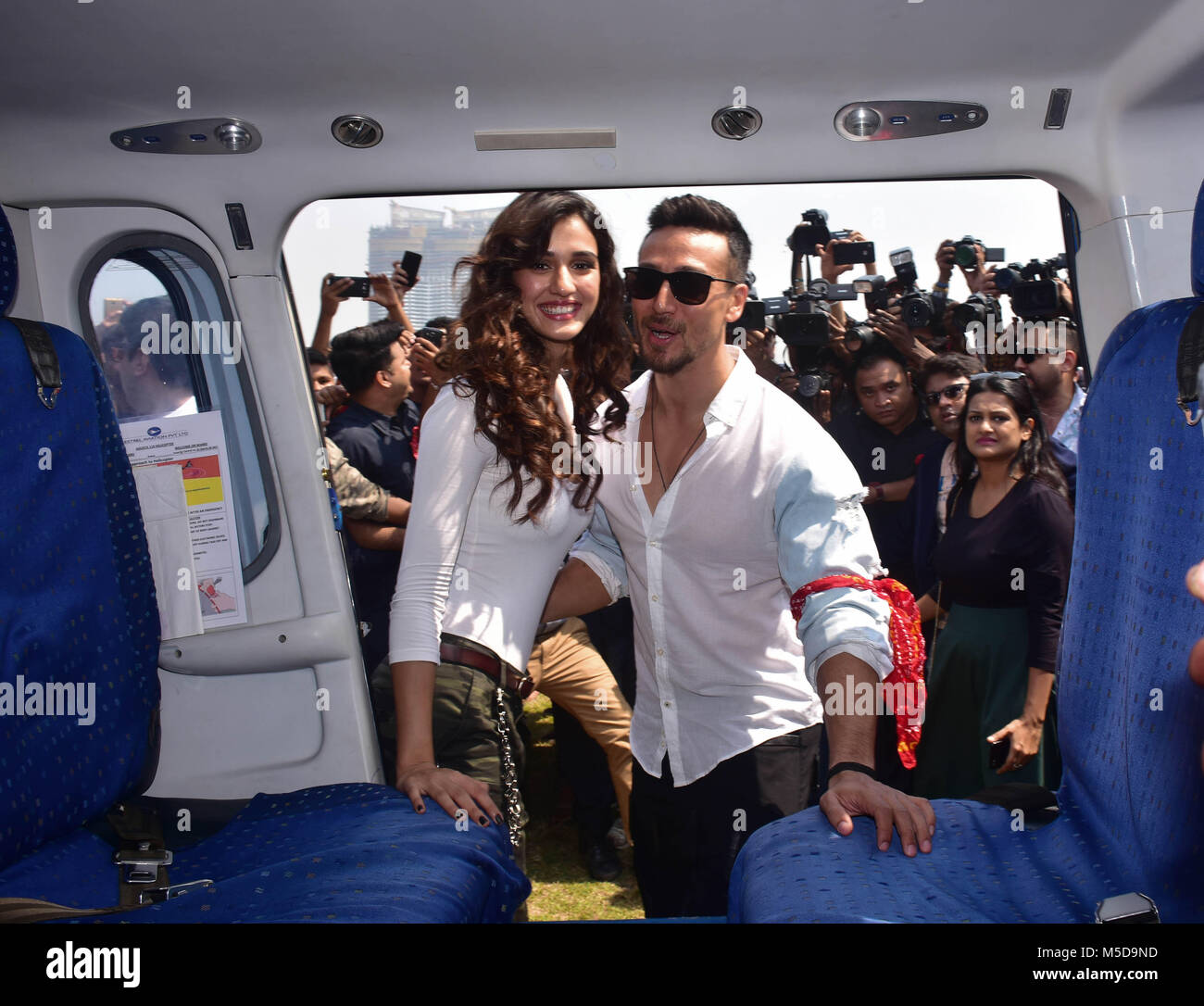 Mumbai, Inde. Feb 21, 2018. Acteur de cinéma indien Tiger Shroff et actrice Disha Patani prendre un tour en hélicoptère pour promouvoir leurs films à venir 2 Baaghi à Mumbai. Credit : Azhar Khan/SOPA/ZUMA/Alamy Fil Live News Banque D'Images