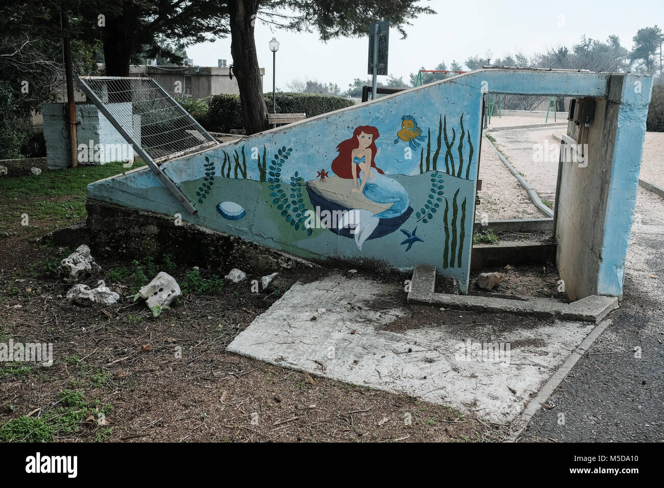 Misgav Am, Israël. 21 Février, 2018. Kibboutz Misgav Am, avec une population d'environ 300, situé en Haute Galilée, près de la frontière libanaise, est entourée d'une clôture de sécurité, bunkers, tranchées, abris souterrains et les résidents prêts à réagir à toute situation d'urgence. Les efforts de la diplomatie pour résoudre les tensions entre Israël et le Liban en cours avec la médiation de l'État américain du Ministère Satterfield. Les différends sur la frontière israélienne construction d'un mur, le début de l'exploration de gaz en mer et l'accroissement de l'arsenal du Hezbollah soutenu par l'Iran ont causé ce pic Banque D'Images