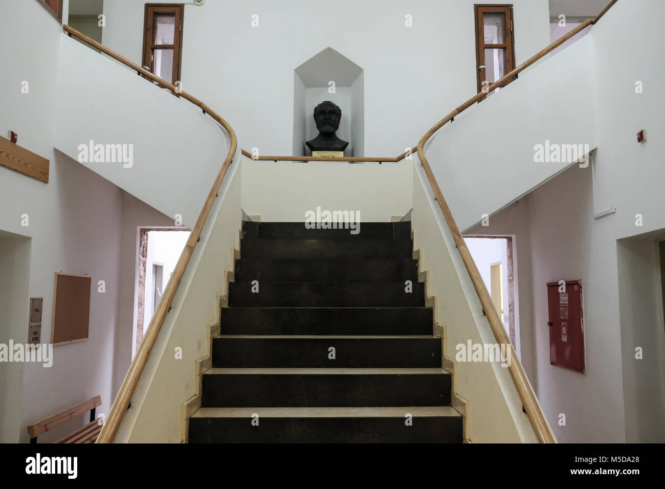 Metula, Israël. 21 Février, 2018. La Metula Town Hall se trouve dans un bâtiment en pierre érigée en 1897 sous la domination ottomane. Au cours de la guerre du Liban de 2006, Metula est devenue une ville fantôme comme sa population fui pour échapper temporairement à la roquette du Hezbollah. La ville a été touchée par des roquettes 120 pendant la guerre. ezbollah ont caus Crédit : Alon Nir/Alamy Live News Banque D'Images