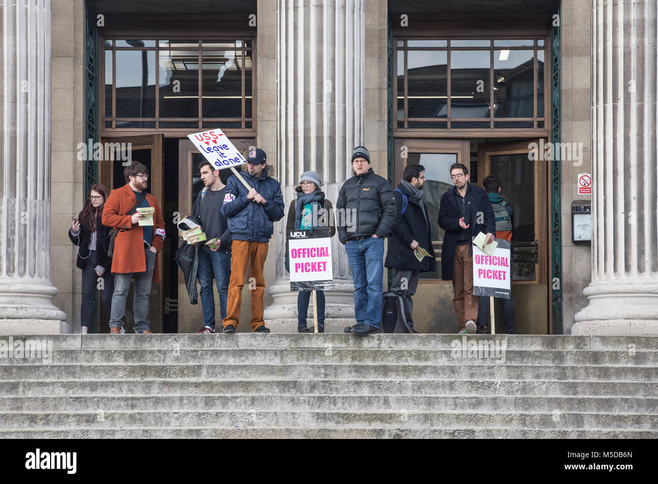 Leeds, UK -22Février 2018. Les membres de l'Union des universités et des collèges ont déclenché la grève ce matin au sujet d'une proposition de modifications au régime de pension. Les membres étaient en force la distribution de tracts à chaque entrée du campus de l'université y compris ceux que l'on voit ici sur les marches de la Parkinson. Credit : James Copeland/Alamy Live News Banque D'Images