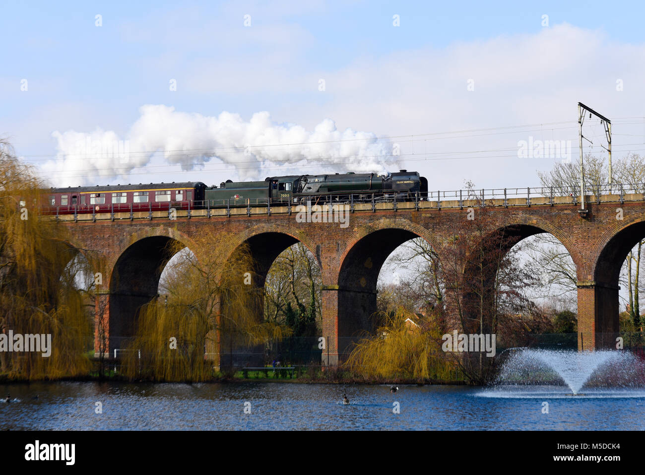 La classe Britannia locomotive à vapeur '70013' Oliver Cromwell franchit un viaduc dans Central Park à Chelmsford, Essex, sur son chemin à partir de la gare de Liverpool Street à Norwich sur son dernier voyage avant la retraite à partir de la canalisation principale d'exécution. La loco a couru le dernier service à vapeur BR en 1968 Banque D'Images