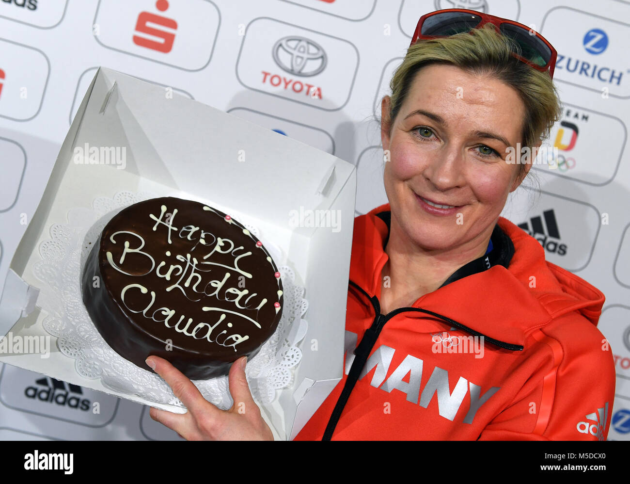 22 Fevrier 18 La Coree Du Sud Pyeongchang Jeux Olympiques Maison Allemande Le Patinage De Vitesse L Allemagne Claudia Pechstein Presente Le Gateau D Anniversaire Pour Son 46e Anniversaire Lors D Une Conference De