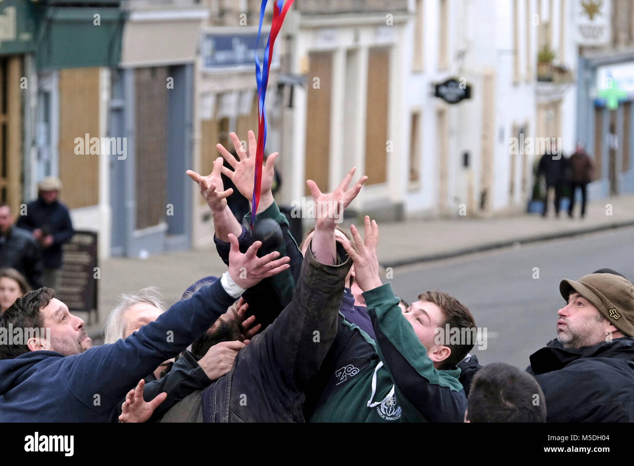 Jedburgh, Mercat Cross, Royaume-Uni. Feb 22, 2018. Jed part Ba' le jeu annuel de part ba' a lieu chaque année le jeudi après l'Fastern E'en. La tradition provient de 1548 lorsqu'une partie de la récupération de l'Écossais Ferniehirst château, un mile au sud de Jedburgh et utilisé une tête à l'anglais dans un jeu de célébration après la bataille. ( Crédit : Rob Gray/Alamy Live News Banque D'Images