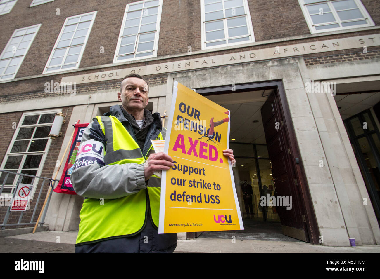 Londres, Royaume-Uni. 22 février 2018, Thomas Armstrong, président de la direction générale de l'Union européenne et de l'Université College Union (UCU) pour les OSS Université de Londres protestation devant l'entrée de l'université. Des centaines de professeurs et conférenciers à des dizaines d'universités sont entrés dans une grève contre la réforme des retraites d'être introduit. Photo : Tobias Schreiner/dpa dpa : Crédit photo alliance/Alamy Live News Banque D'Images