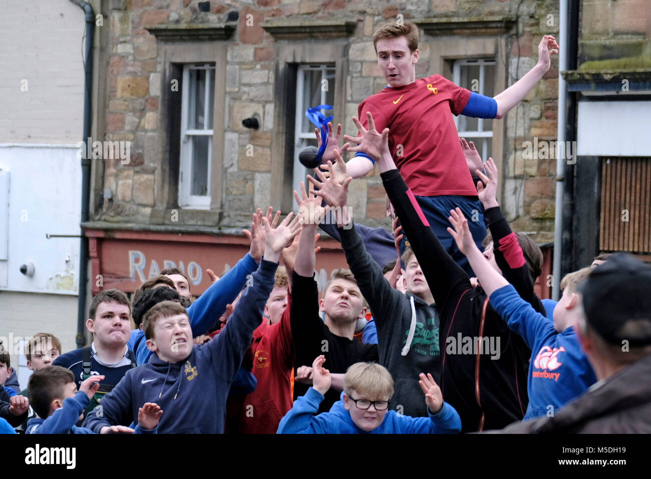 Jedburgh, Mercat Cross, Royaume-Uni. Feb 22, 2018. Jed part Ba' le jeu annuel de part ba' a lieu chaque année le jeudi après l'Fastern E'en. La tradition provient de 1548 lorsqu'une partie de la récupération de l'Écossais Ferniehirst château, un mile au sud de Jedburgh et utilisé une tête à l'anglais dans un jeu de célébration après la bataille. ( Crédit : Rob Gray/Alamy Live News Banque D'Images