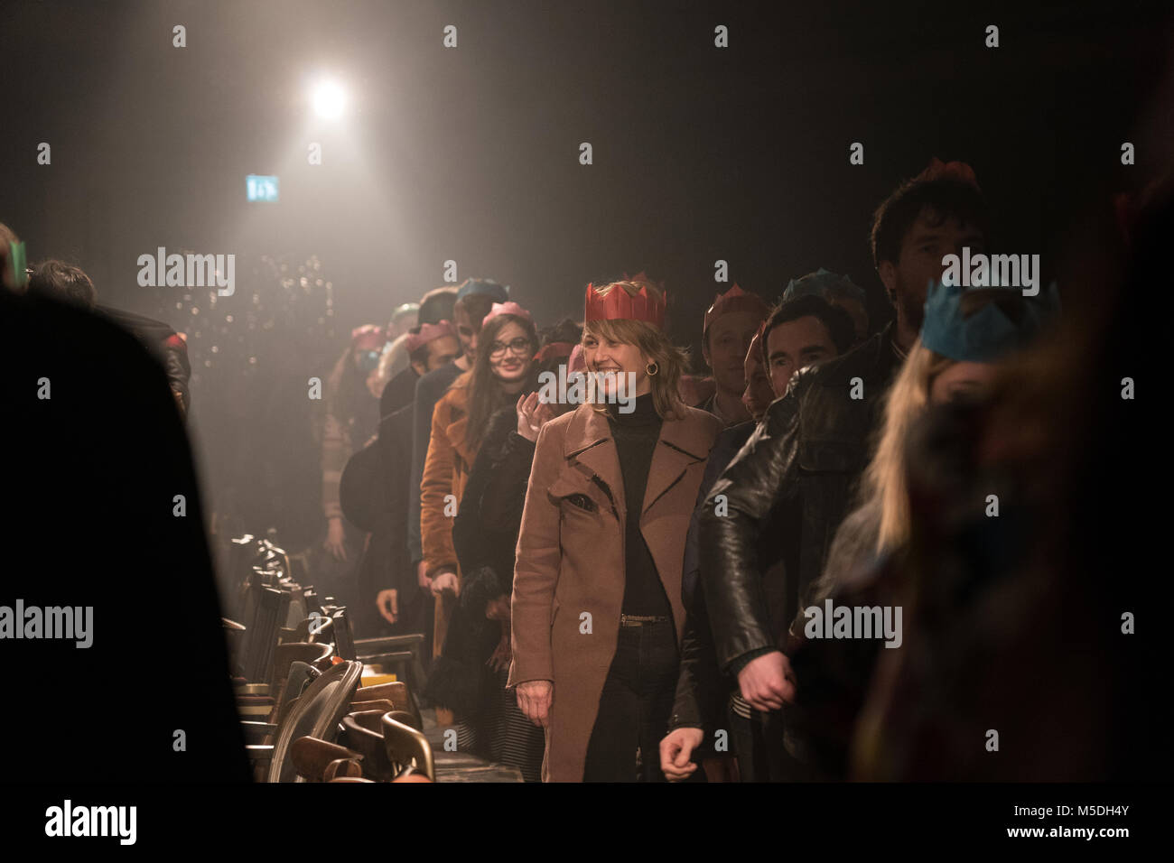 Londres, Royaume-Uni. Feb 21, 2018. Les membres de l'assistance de jouer à la chaise musicale dans le cadre de compétences du Parti pour la fin du monde, un événement de théâtre interactif par Nigel Barrett et Louise Mari à Shoreditch Town Hall de Londres. Date de la photo : le mercredi 21 février, 2018. Credit : Roger Garfield/Alamy Live News Banque D'Images